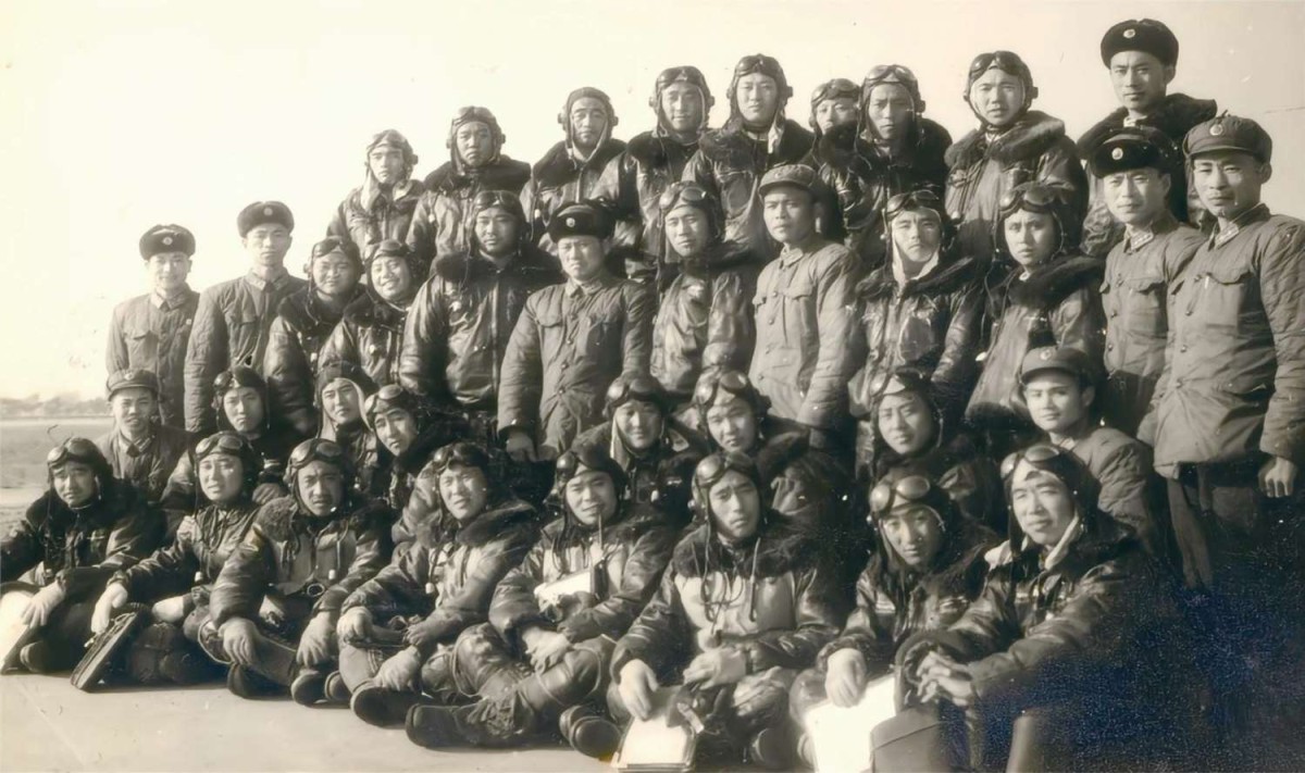 1961 年，时任空军航空兵 24 师 71 团政委的丁涟沄（第三排右五），率部去福建前线机 场，参加轮战.jpg