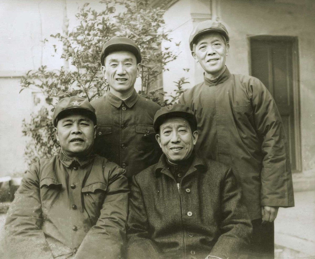 20 世纪 80 年代，丁涟沄（前左）和战友汪青辰 ( 前右 )、臧祥坤 ( 后左 )、沈志新 ( 后右 ) 在靖江合影