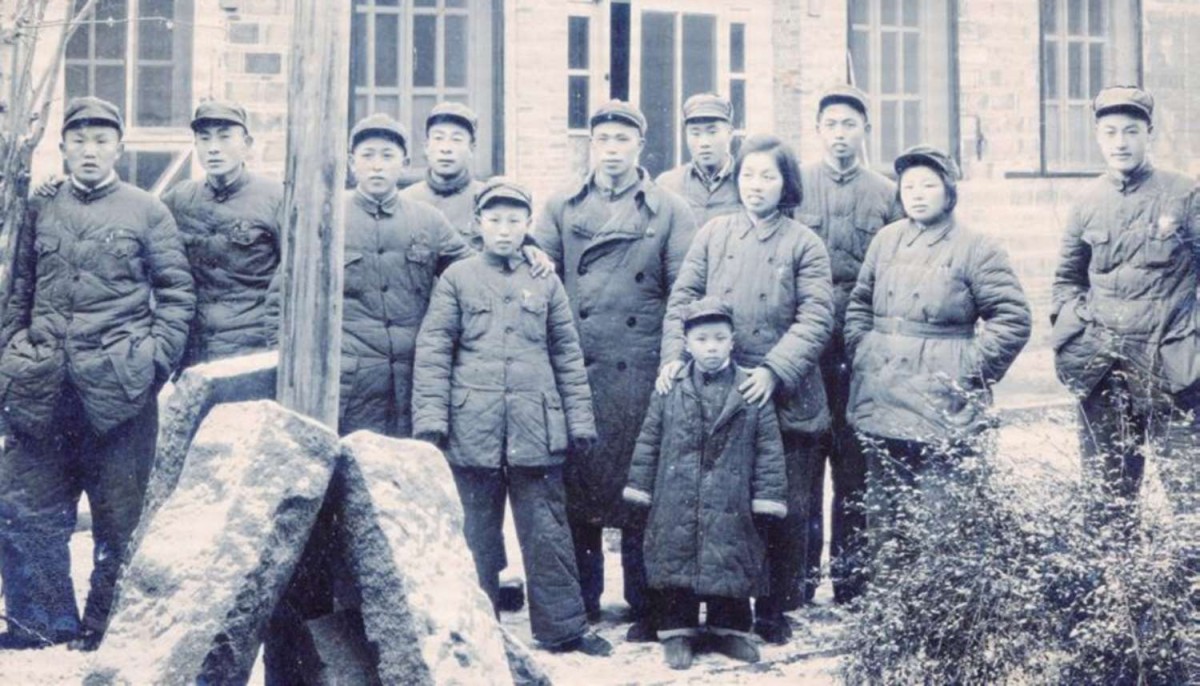 左一蒋逸成 ，左二孙铭，拍摄时间 、地点不详.jpg