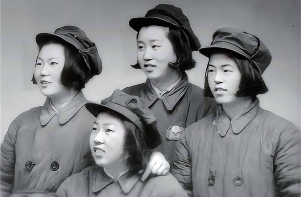 左二为范萍，1950 年左右拍摄.jpg