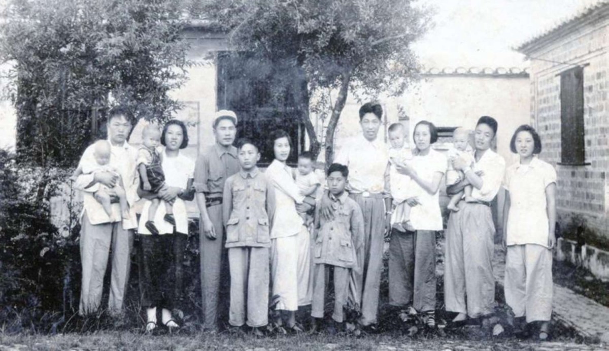 自左向右： 蒋逸成一家、 薛先洛一家、叶瑞生一 家、孙普一家，1953 年拍摄于老靖江县委大院.jpg