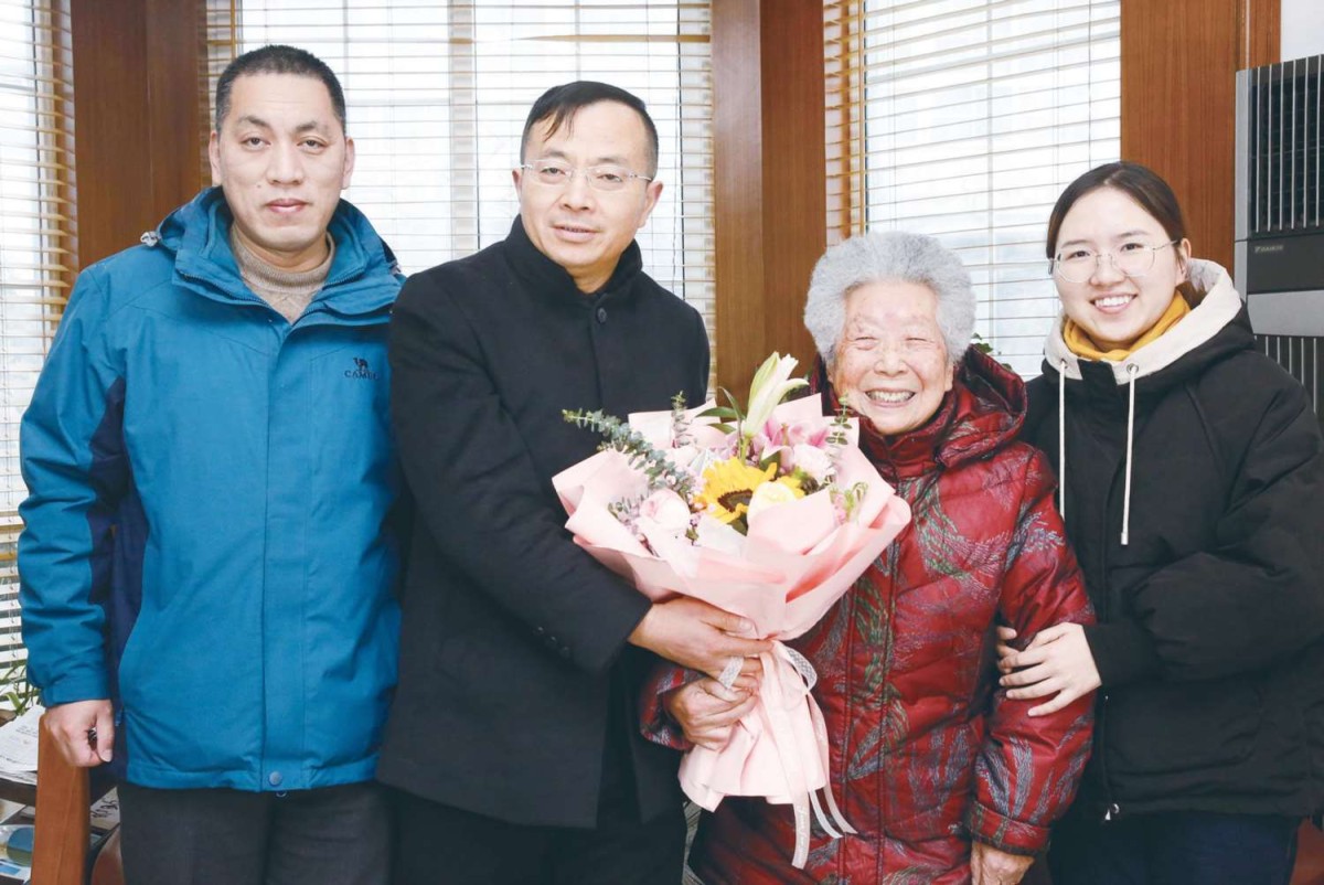 2022 年，虞桂英与采集团队合影.jpg