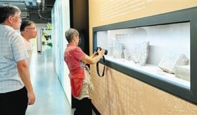 杭州西站五千年展览开幕 拎着行李看文物