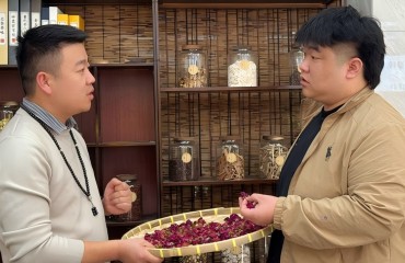 00后闯荡中药材大市场