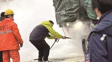 加油站旁货车起火 龙游市民挺身而出