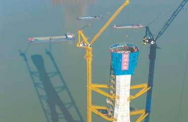 池州长江公铁大桥4号主塔封顶