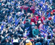 晉級“浙BA”四強的富陽隊載譽歸來，現(xiàn)場歡樂如同提前過年