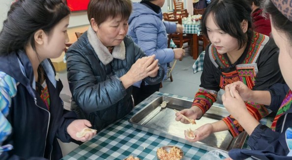 餃子包出“家的味道” 四川涼山學(xué)子與寧波“園丁媽媽”的暖心家宴