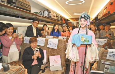 锡港高铁载“贤”来 车厢满溢“双湾情”