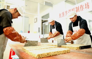 赶制春节糕点“煮谷糖”