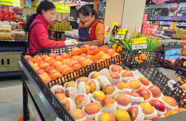 商超备足鲜果 喜迎新春佳节