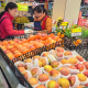商超备足鲜果 喜迎新春佳节