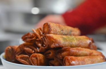 一口薺菜春卷“咬”出春天好味道