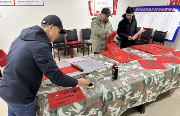 新春走基层丨春联寄意传祝福 关怀到家显温情