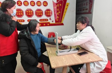 情暖岁寒时，关爱润心田