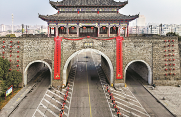 清源门换新联 古城年味拉满