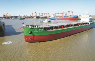 国内首艘“喝”甲醇的江海直达船舶首航