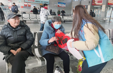 情暖回家路 青年志愿者暖心护航春运