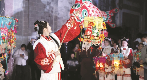 花灯傩舞闹梅城古街新韵中国年 ——祁门东街“非遗盛宴”让传统佳节“潮”起来