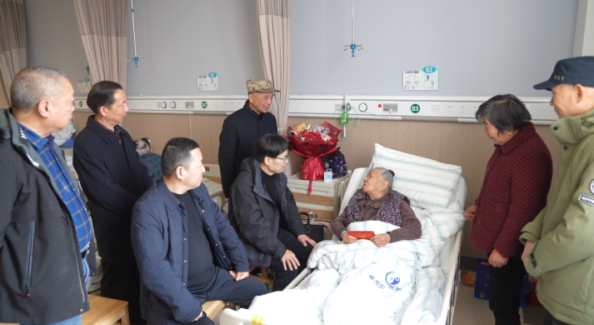 情暖烈屬心 柯橋退伍老兵陪烈士母親過(guò)大年