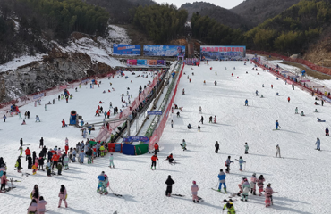 霍山：“滑雪+温泉” 欢喜过大年