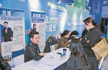 毕洽会火热启幕 首日3700余人入场洽谈