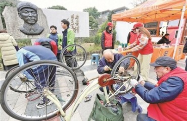 今天我们如何学雷锋？