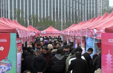 一出站即遇“薪”機(jī)會 寧波近百家企業(yè)火車站廣場“搶人”