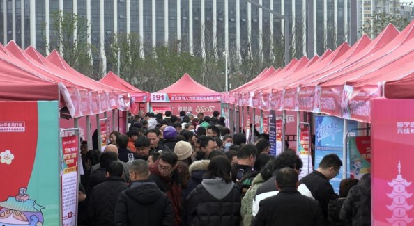 一出站即遇“薪”機會 寧波近百家企業(yè)火車站廣場“搶人”