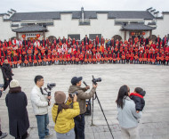 一張“全村?！?，是鏡頭里的團圓，更是14年的堅守