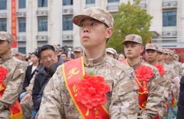 肩披绶带踏征程 青春逐梦赴军营