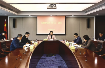 虹口区政府党组召开扩大会议传达学习全国两会精神，开展树立和践行正确政绩观学习教育