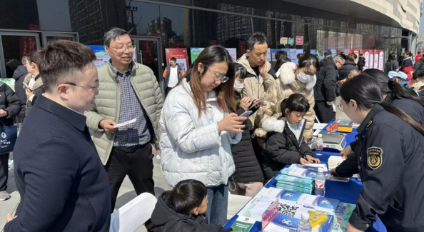 法治春風(fēng)潤(rùn)文旅 無(wú)憂消費(fèi)在通城 南通市文化綜合執(zhí)法支隊(duì)組織開展3·15主題法宣活動(dòng)?