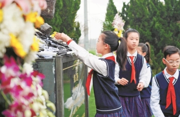 全市各行业党员、团员和少先队员代表祭奠张人亚