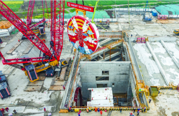 “诗城创新号”盾构机刀盘成功下井