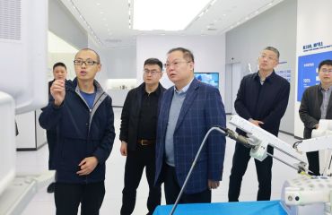 张利在调研全区人才工作时强调 精准施策优生态 开放协同聚英才 奋力开创高质量发展人才新篇章