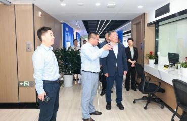胡春風(fēng)調(diào)研行政審批、市場監(jiān)管工作