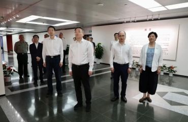 长宁区领导参观市树立和践行正确政绩观警示教育专题展