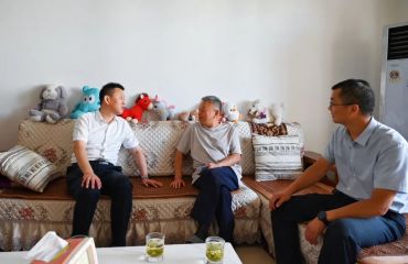 程志華走訪看望老同志 - 銅官區(qū)人民政府