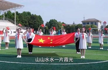“童声里的中国”！高良涧小学合唱团用一首《我仰望五星红旗》表达对祖国的崇高敬意