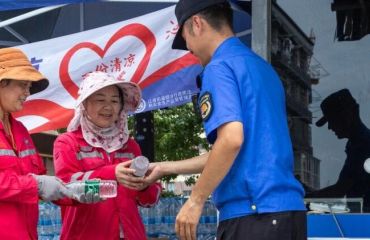 烈日下，凤凰台下岗亭门口有瓶冰水等你——江浦街道执法安管办党建引领“爱心冰箱”一夏清凉