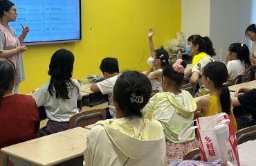 江浦街道白马社区开展 “琥珀昆虫的秘密” 科普手工体验活动