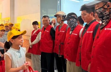 童心致敬奔跑者，江浦街道同心社区这波“清凉”送到了心坎上