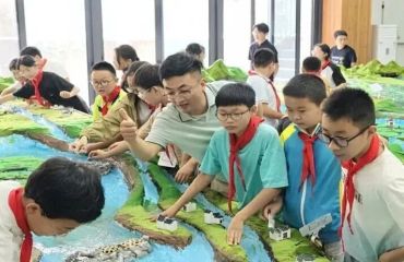 徽州区西溪南镇开展守护新安碧水·传承徽州水脉”研学活动