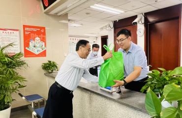 上海市知识产权局开展“夏日送清凉”高温慰问活动