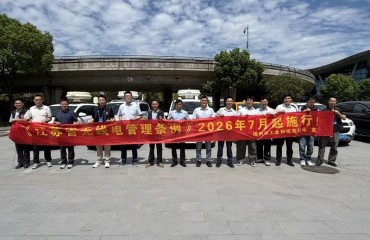 扬泰两市联动开展进机场无线电普法宣传