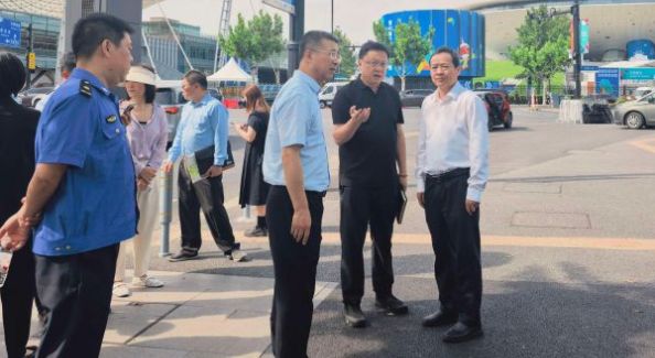 上海市绿化市容局党组书记、局长郜红建检查第48届世界技能大赛市容环境保障工作