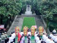 我市举行烈士纪念日向烈士敬献花篮仪式