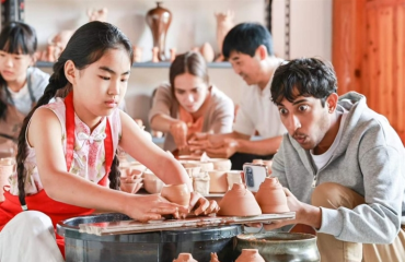 外国留学生学陶艺