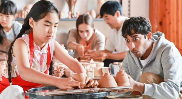 外国留学生学陶艺